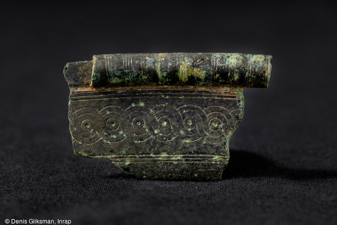 Retrouvé dans la tombe princière de  la Dame de Vix  datant de 500-490 av. notre ère, au cours de la fouille de 2019 à Vix (Côte-d'Or), un fragment du grand bassin étrusque, dans les remblais de la fouille de 1953. 