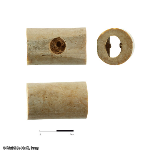 Charnière en os non décorée, ce type d'objet peut-être utilisé depuis la période gauloise jusqu'au IIIe siècle de notre ère. dimensions: 3,5 cm de large, sur 2,3 cm. Poids de 13 g Meung-sur-Loire (Loiret), Les Bouillants et la Maison Neuve