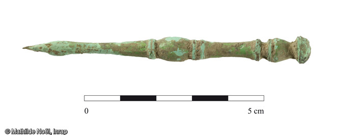 Objet en alliage cuivreux (stylet, épingle à cheveux?): fût cylindrique mouluré , une extrémité en pointe et l'autre terminée en bouton orné de stries concentriques. Il mesure 7,9 cm de long. Il est datable du tout début de l'époque gallo-romaine, entre -40 et +10 de notre ère. Meung-sur-Loire (Loiret), Les Bouillants et la Maison Neuve