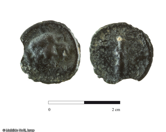 Monnaie gauloise: Potin aux croissants originaire de l'orléanais datable entre 180 avant et 50 après J.-C. Avers: tête schématisée à droite, difforme, mauvaise coulée ou moule défaillant.Revers: barre horizontale avec un petit globule au centre.Module 17 mm, et poids 1,61 g. Meung-sur-Loire (Loiret), Les Bouillants et la Maison Neuve