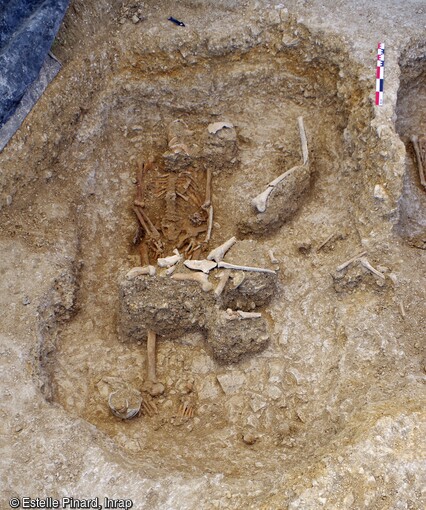 Sépulture mérovingienne 352 partiellement préservée à Noyales (Aisne).