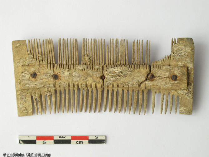 Peigne en bois de cerf à double denture découvert dans une tombe du site mérovingien d'Eckwersheim (Bas-Rhin). Il était posé dans la chambre funéraire à l’écart de la vaisselle et des autres objets en matière non périssable. Il est attribué au VIe siècle