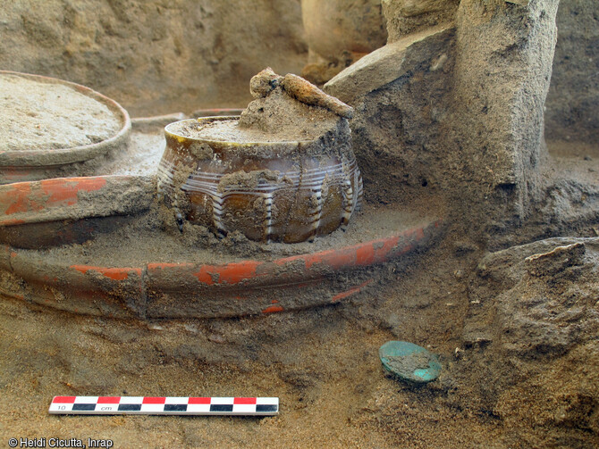 Détail d'un gobelet nervuré jaune et blanc faisant parti d'un dépôt de crémation d'époque romaine (40-70 ap. J.-C.) sur le site d'Eckwersheim (Bas-Rhin).