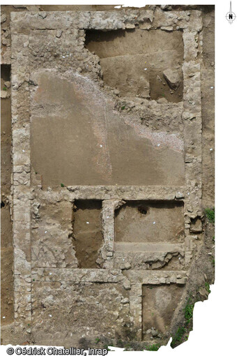 Vue en photogrammétrie de l'espace antique thermal de Soyons (Ardèche). Les vestiges font apparaitre une ensemble incomplet composés de maçonneries imposantes, de bassins et de structures hydrauliques. Trois espaces ont pu être définis avec au moins 6 bassins identifiés. Ceux-ci sont de surfaces variables, entre 4 m2 et 24 m2 pour le plus grand. Ils sont aménagés avec du mortier de tuileau.