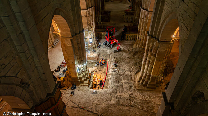 Dans le cadre de travaux de reconnaissance de l'état sanitaire des fondations des piles de l'église Saint-Philibert à Dijon (Côte-D'Or). Ces fouilles prévues jusqu'à 3 m de profondeur ont permis de mettre en évidence des vestiges s'étalant de l'Antiquité tardive à l'époque moderne. 