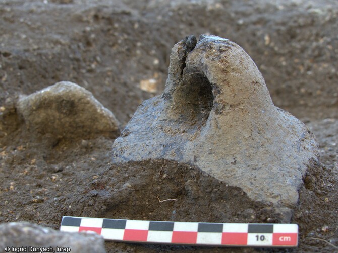Anse en céramique mise au jour du début de l'âge du Bronze ou du Néolithique sur le site de la Carella à Font-Romeu-Odeillo-Via (Pyrénées Orientales). 