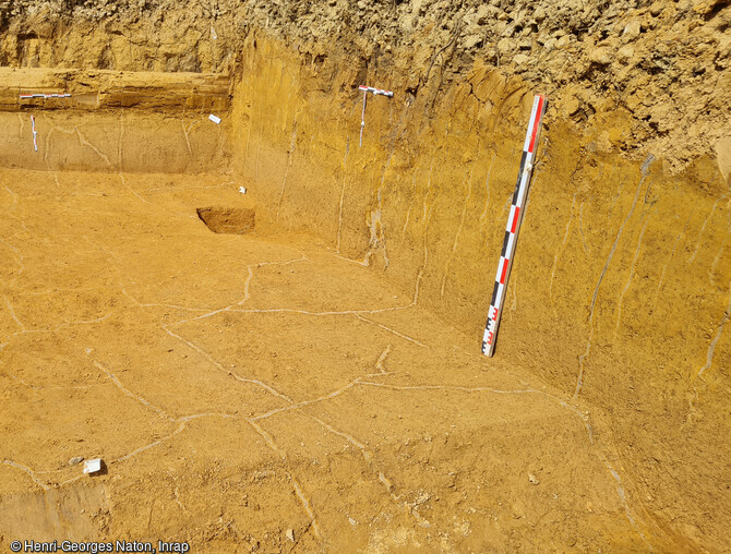 Stratigraphie pratiquée durant la fouille du site du Paléolithique moyen à Fameck (Moselle) 