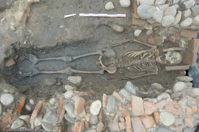 Une des six tombes à inhumation découverte lors de la fouille de la future station de métro François Verdier à Toulouse (Haute-Garonne). Elles s'échelonnent entre le IIe et le IXe siècle. 