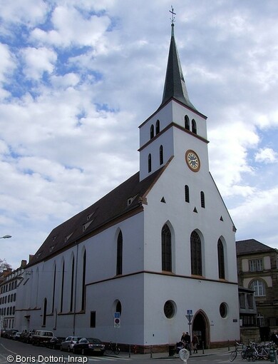 L'église Saint-Guillaume à Strasbourg (Bas-Rhin) est à l'origine une église conventuelle. Une communauté de moines de l'ordre de Saint-Guillaume s'y était installée en 1298. Cette opération réalisée lors de la restauration s'est déroulée en plusieurs phases. L'étude du bâti en mai 2018, la fouille du narthex en novembre-décembre 2020 et la fouille de la nef en janvier-février 2021. Ces différentes interventions ont permis de retracer l'histoire architecturale et l'évolution de l'église de ses origines (fin du XIIe-début XIVe siècle) à nos jours. 