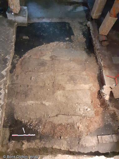 Vestiges de l'église Saint-Guillaume à Strasbourg (Bas-Rhin) interprété comme pouvant être l'oraturium de 1298, ultérieurement recoupés par des sépultures installées dans la nef du XVe siècle. 