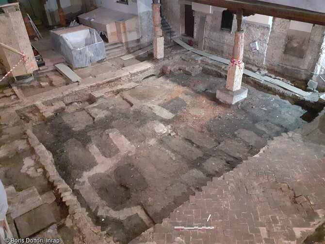Les fosses sépulcrales alignées dans la nef de l'église Saint-Guillaume à Strasbourg (Bas-Rhin) en cours de fouille en 2021. Quatorze sépultures ont pu être fouillées, elles dateraient du milieu du XVe siècle jusqu'au milieu du XVIe siècle. 