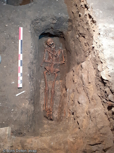 Vue de l'une des sépultures de l'église Saint-Guillaume à Strasbourg (Bas-Rhin) mise au jour au cours de fouille de la nef en 2021. La fosse sépulcrale a été creusée dans un contrefort démoli de l'église du XIVe siècle. 
