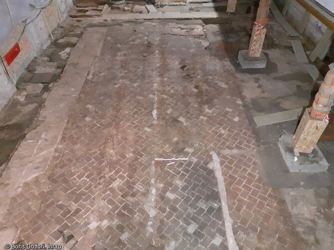 Le sol en dalles de terre cuite de la nef de l'église Saint-Guillaume à Strasbourg (Bas-Rhin) en cours de fouille en 2021. Ce sol mis en place après 1554 a été mis au jour sous la dalle de béton coulée au XXe siècle 