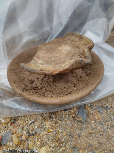 Lampe à huile retrouvée dans le comblement de la fosse de latrine médiévale à Angers (Maine-et-Loire).