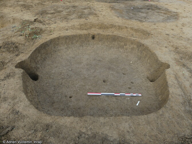 Cabane excavée à deux poteaux axiaux et quelques trous de piquets interne, mise au jour sur le site médiéval à Dasles (Doubs).