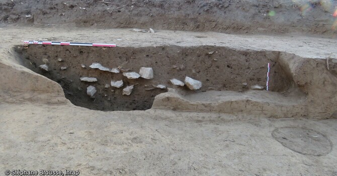 Ce creusement du premier âge du Fer mis au jour à Tarascon (Bouches-du-Rhône) montre un profil complexe avec un surcreusement dans sa partie nord et une paroi en surplomb au sud. 