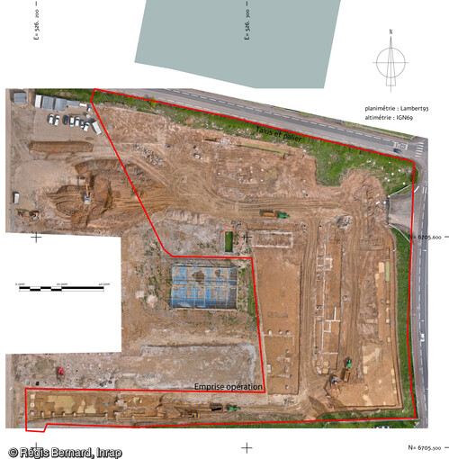 Photo aérienne de l'emprise de la fouille sur le site Gustave Eiffel à Tours (Indre-et-Loire), au sein d'un terrain marqué par des activités industrielles au Paléolithique. 