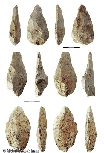Trois des six bifaces découverts dans le niveau du Paléolithique moyen ancien sur le site Gustave Eiffel à Tours (Indre-et-Loire).