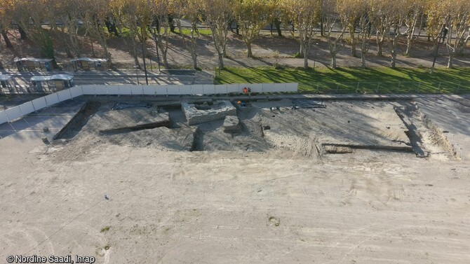 Vue générale de la fouille. L'Esplanade, située à l'entrée de Grenoble, était un espace marécageux jusqu'au XVIIe siècle. Exploitée pour son sable et son bois, elle a été progressivement aménagée. Elle a servi de promenade, d'exercice et de cantonnement militaire, ...Lors des vestiges documentés est inédit : un édifice du XVIe siècle accompa