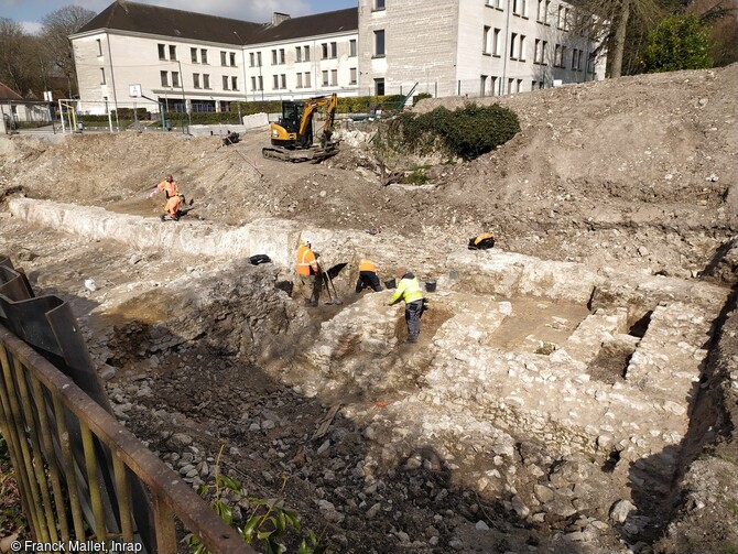 Au premier plan, on aperçoit le pavillon est du logis abbatial du XVIIIe siècle dégagé par les archéologues.