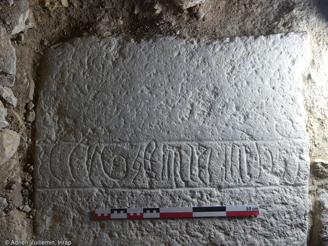 Détail d'une inscription épigraphique sur un dalle funéraire de l'ancienne église médiévale Saint-Martin à Montbéliard (Doubs).
