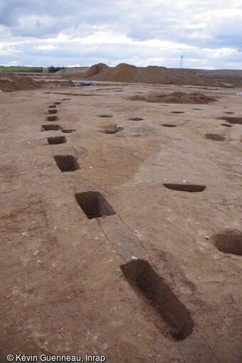 Fossé creusé pour caler les poteaux d'une palissade dans le village de l'âge du Bronze final à Onnaing (Nord).