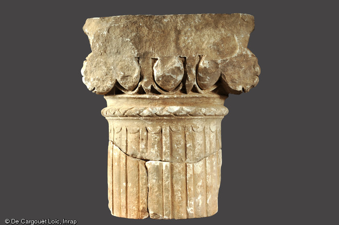 Chapiteau ionique de petit module provenant d'un portique rhodien (portique entourant une cour), première moitié du IIe s. de notre ère, Poitiers (Vienne), 1998.