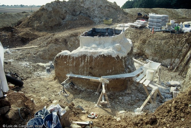 Opération de moulage d'un des fours de réduction de minerai de fer d'époque Gallo-romaine trouvé sur le tracé de l'autoroute A5;