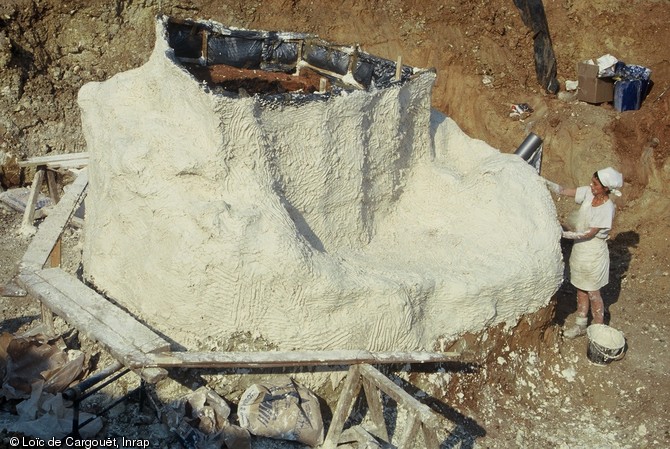 Moulage d'un des fours de réduction de minerai de fer des Clérimois en vue d'un prélévement. Ce four sera exposé par la suite au centre de vacances EDF de Serbonnes dans l'Yonne.