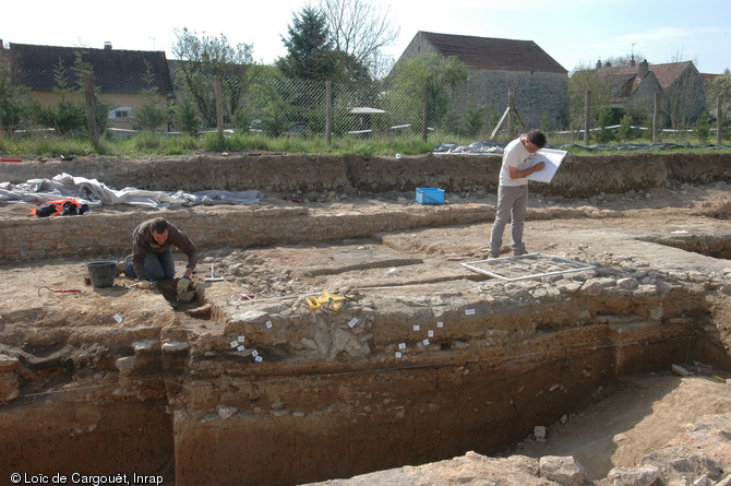Fouille et relevés de niveaux d'ateliers antiques sur une occupation gallo-romaine à Saint-Moré (Yonne) en 2010.  Le site se développe à proximité de la via Agrippa, reliant Lyon au nord de la Gaule. 