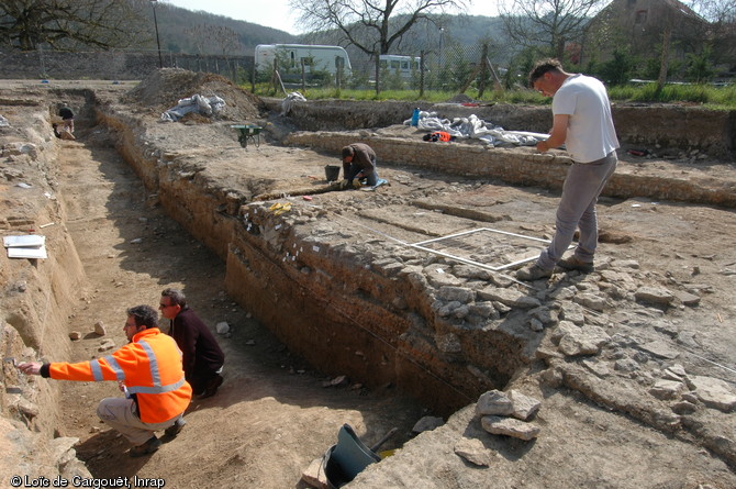 Observation de niveaux stratigraphiques et relevé sur les ateliers antiques en cours de fouille, Saint-Moré (Yonne), 2010.