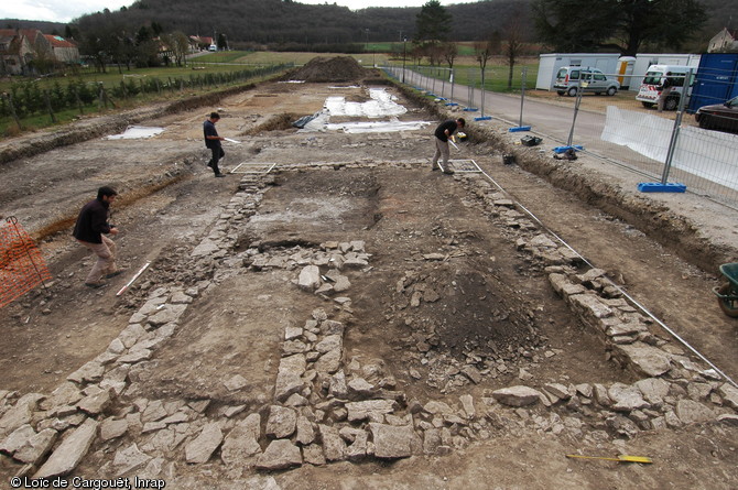 Relevé pierre à pierre d'un bâtiment du haut Moyen Âge sur le site de Saint-Moré (Yonne) en 2010.