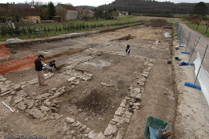 Relevé pierre à pierre d'un bâtiment du haut Moyen Âge sur le site de Saint-Moré (Yonne), 2010.