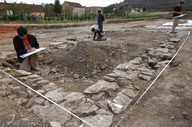 Relevé pierre à pierre d'un bâtiment du haut Moyen Âge sur le site de Saint-Moré (Yonne) en 2010. 