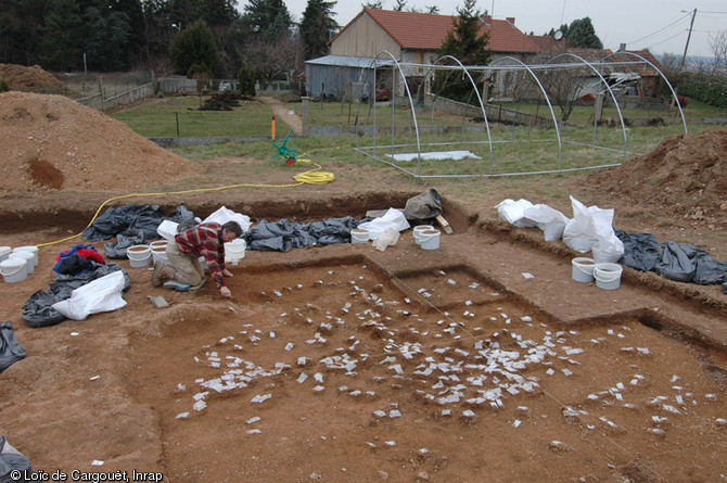 Vue générale d'une implantation magdalénienne en cours de fouille à Montluçon (Allier), 2010.  Les archéologues relèvent les éléments de débitage accompagnés d'outils (lamelles à dos et burins). 