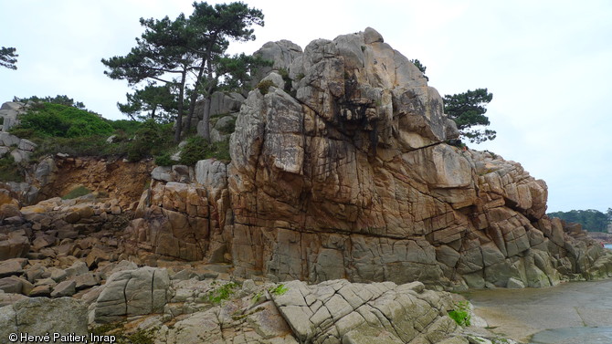 Abri sous roche daté du Paléolithique, île de Bréhat (Côtes-d'Armor).  L'occupation, datée du Paléolithique moyen, se place sur un filon de dolérite : cette roche, d'origine volcanique et particulièrement dure, constitue une bonne matière première de remplacement au silex pour la fabrication d'outils. 