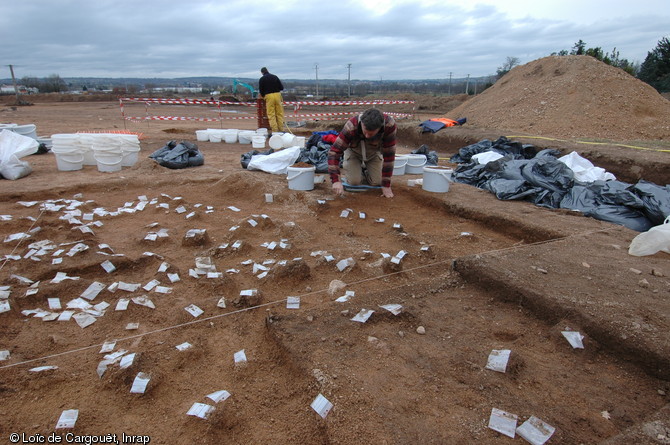Implantation magdalénienne en cours de fouille à Montluçon (Allier), 2010.  Les éléments marqués au sol correspondent à des éléments de débitage du silex. 