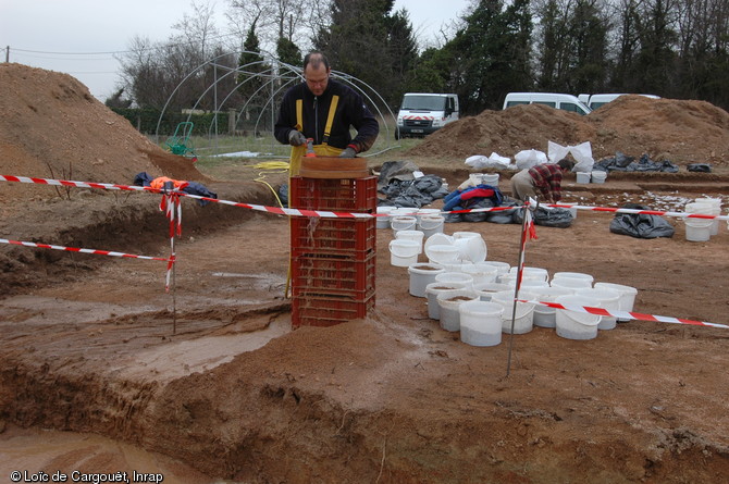 Tamisage des sédiments sur une implantation magdalénienne, Monluçon (Allier), 2010.  Cette opération permet de récupérer les éléments de débitage et d'outils qui n'ont pas été repérés au cours de la fouille. 