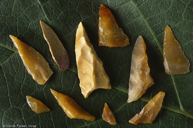 Les nombreuses armatures microlithiques du site de la Croix-Audran (Morbihan) fouillé en 2001 témoignent du développement de la standardisation dans la fabrication de l'outillage mésolithique entre 8500 et 7500 avant notre ère.  Les artéfacts mis au jour (près de 15 000 pièces) se concentrent en plusieurs ensembles, globalement homogènes sur le plan typologique et technique. 