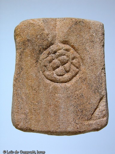 Moule à méreau bivalve du XIIIe s. mis au jour lors des fouilles effectuées rue Saint-Genest à Nevers (Nièvre) en 2003-2004. 