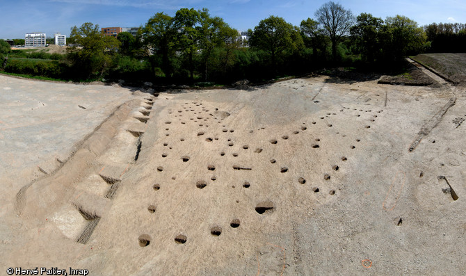 Bâtiments sur poteaux, disposés en équerre, appartenant à un établissement rural des VIIe-VIIIe s., Chantepie (Ille-et-Vilaine), 2010.    