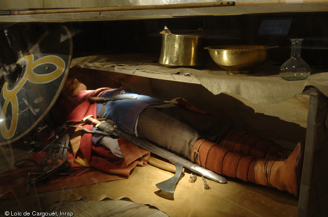   Exposition Nos ancêtres les Barbares à Saint-Dizier.Reconstitution d'une des sépultures aristocratiques de Saint Dizier datant du VIe siècle de notre ère    