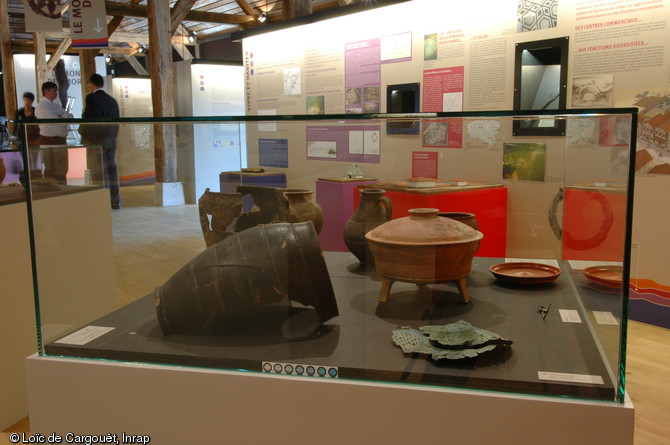   L'exposition archéologique dans la halle du château de Chamerolles.    