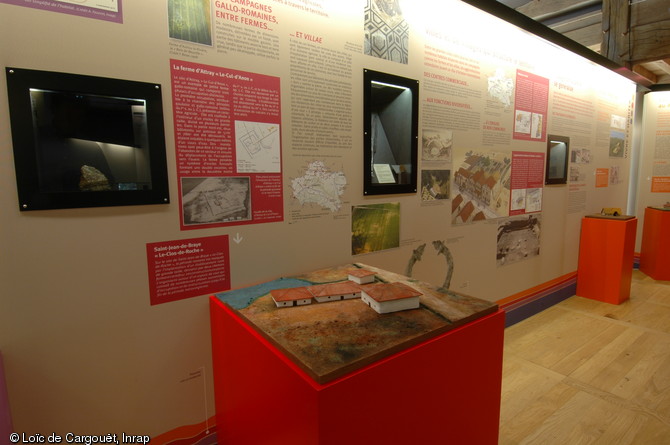   L'exposition archéologique dans la halle du château de Chamerolles.    