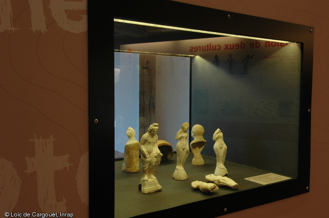   L'exposition archéologique dans la halle du château de Chamerolles.    