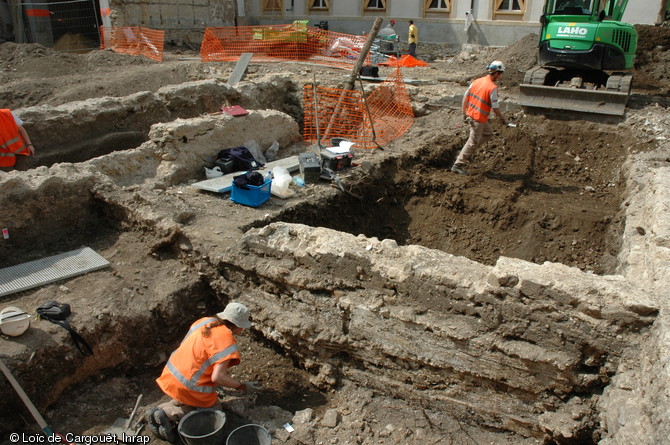 Fouille du couvent des Carmélites à Metz (Moselle) en 2009.  Fondé en 1623, ce couvent présentait un cloître dont une partie a été redécouverte par l'opération. Cette dernière a aussi révélé des bâtiments conventuels ainsi qu'une stratigraphie importante, permettant de retracer l'évolution de ce quartier du IVe au XVIIIe siècle. 