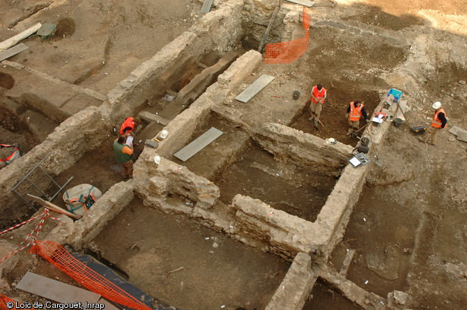 Relevés des différentes élévations liés aux bâtiments conventuels carmélites mis au jour à Metz (Moselle) en 2009.  En 1623, la construction du couvent débute. Des méthodes rapides et économiques sont utilisées : un groupe de maisons est acheté à des particuliers puis démoli. Il servira de plate-forme pour les fondations du couvent, réalisées en blocs de calcaire noyés dans du mortier de chaux. 