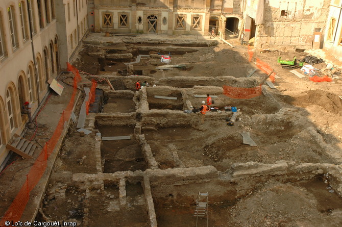 Vue en hauteur de la fouille du couvent des Carmélites à Metz (Moselle) en 2009.  Une partie du couvent, érigé en 1623, a été mise au jour. En dessous ce sont les vestiges des maisons médiévales et modernes, détruites à l'occasion de sa construction qui ont été redécouverts. Des structures médiévales (fosses, maçonnées ou non) sont attestées. Encore plus en profondeur, des niveaux antiques ont été repérés.  