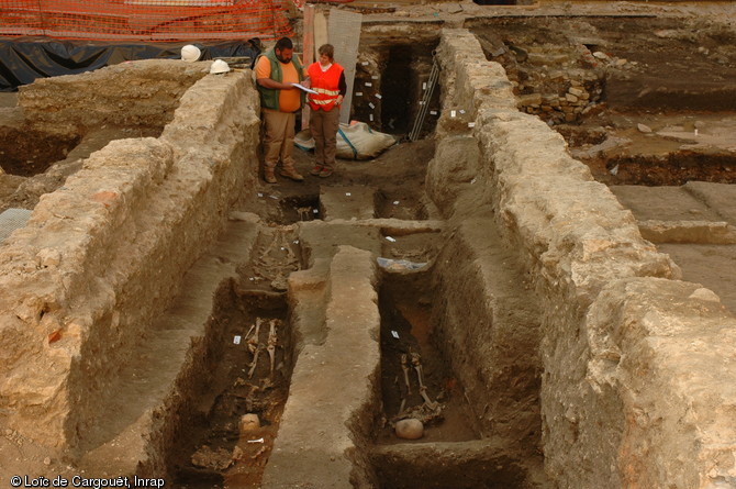 Sépultures du couvent des Carmélites mises au jour dans une des quatre galeries déambulatoires du cloître, XVII-XVIIIe s., Metz (Moselle), 2009.  Les sépultures peuvent être celles des soeurs et/ou celles de dames bienfaitrices.    