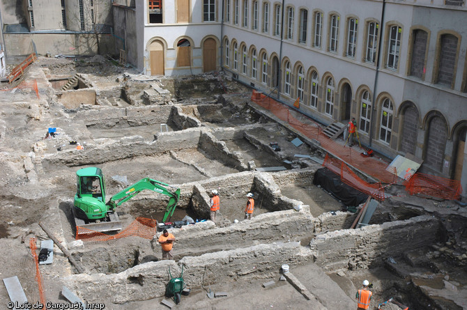 Les fondations du couvent des Carmélites à Metz (Moselle) en 2009.   Dans la cour de l'ancienne école Sainte-Chrétienne, une opération menée sur 1800 m2 a révélé pour la première fois des vestiges archéologiques du couvent carmélite fondé en 1623, dont le plan -connu par les archives- diffère sensiblement des réalités observées sur le terrain. Une importante stratigraphie (IVe-XVIIIe s.) a également pu être établie.  